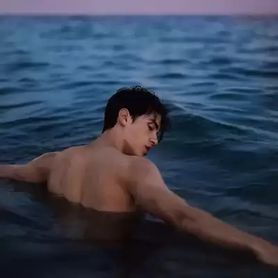仰映容